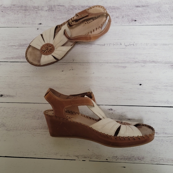 PIKOLINOS Cream and Tan Sandals with Floral Medallion - Picture 3 of 6